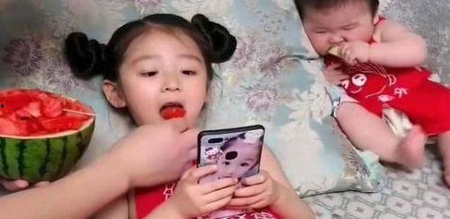 女儿吃瓜爸爸,爸爸的温馨育儿瞬间