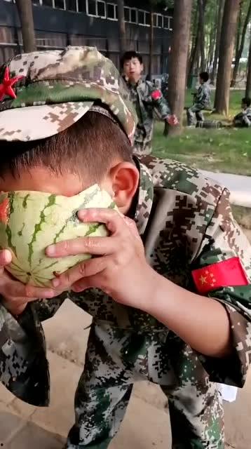 农村小孩吃瓜视频,童真瞬间引网友热议