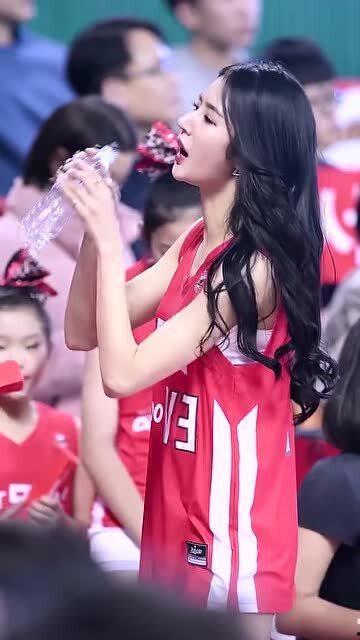 吃瓜女神球场小说,球场风云，爱情与梦想的交织